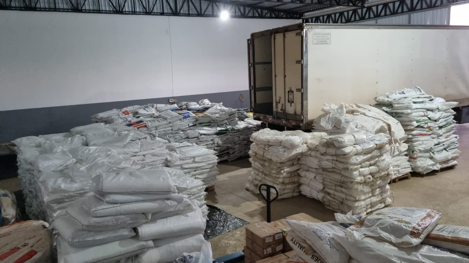 Estoque de sacarias e big bags no galpão da Sacaria Oeste com caminhão em carregamento